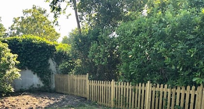 Nice, trendy furnished, vacation bungalow with fenced garden. Pets welcome!