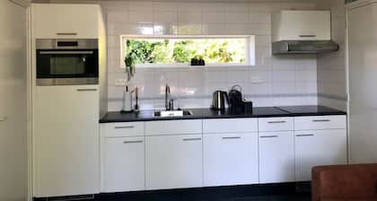 Nice, trendy furnished, vacation bungalow with fenced garden. Pets welcome!