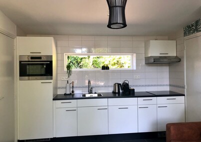 Nice, trendy furnished, vacation bungalow with fenced garden. Pets welcome!