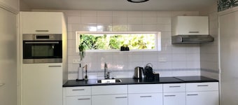 Nice, trendy furnished, vacation bungalow with fenced garden. Pets welcome!