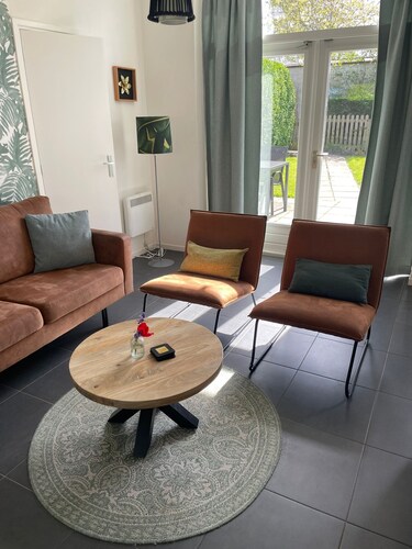 Compact, trendy furnished, vacation bungalow. Enclosed garden. Pets welcome!