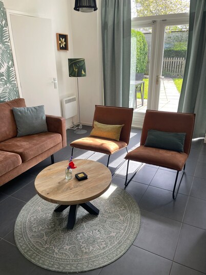 Compact, trendy furnished, vacation bungalow. Enclosed garden. Pets welcome!