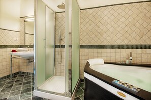 Dusche, Whirlpool, Haartrockner, Bidet