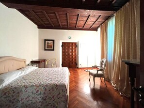 8 chambres, fer et planche à repasser, lit de bébé portatif