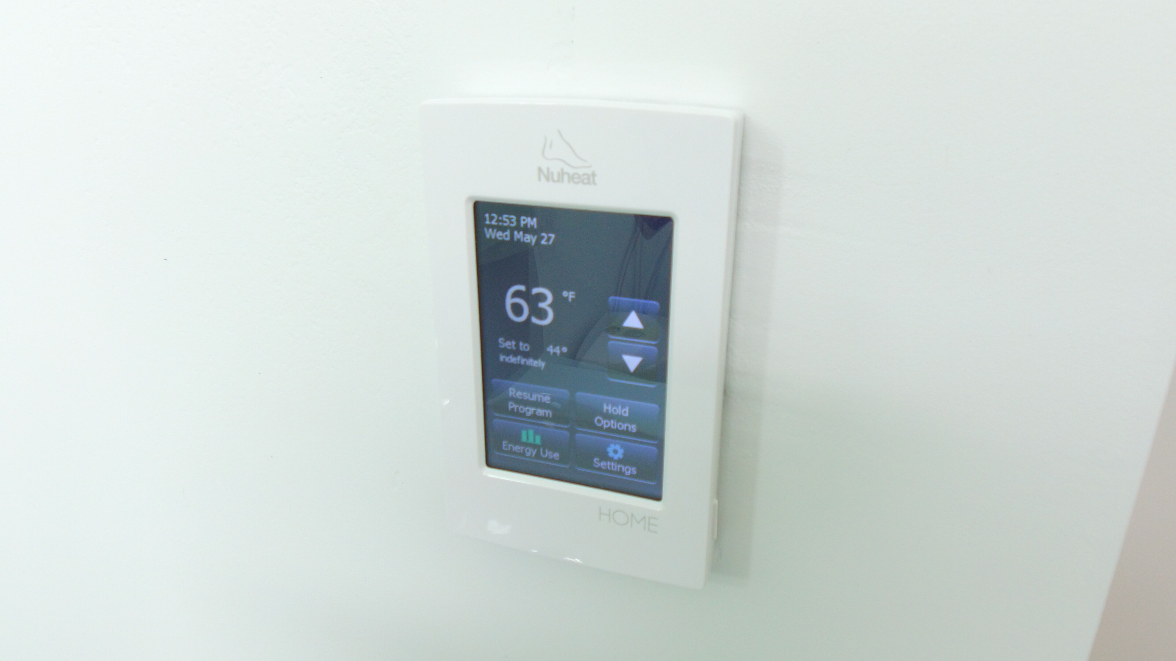 Ein Nuheat-Thermostat zeigt die aktuelle Temperatur von 17 Grad Celsius an, ist auf 7 Grad Celsius eingestellt und bietet Optionen für Energieverbrauch und Einstellungen.