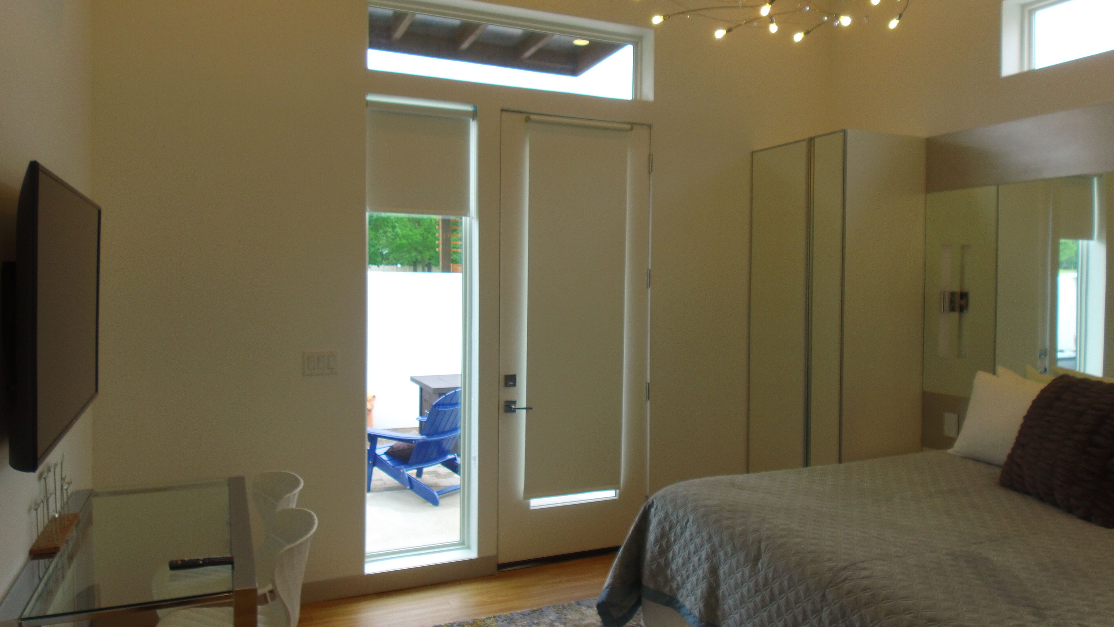 2 chambres, coffres-forts dans les chambres, fer et planche à repasser