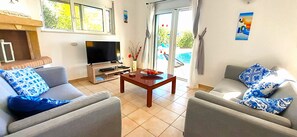 Smart TV, DVD player, stereo - Villa Irene. Beautiful Escape. Lindos 10 mins  Beach 4 mins. Views 0 mins. (Kalathos)