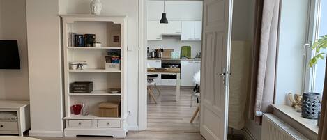 Fridge, oven, stovetop, coffee/tea maker