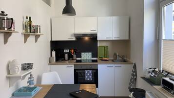 Kühlschrank, Ofen, Herdplatte, Wasserkocher mit Kaffee-/Teezubehör