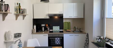 Fridge, oven, stovetop, coffee/tea maker