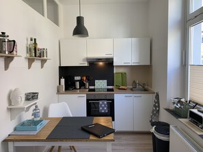 Fridge, oven, stovetop, coffee/tea maker - Katharina Boardinghouse /Apartment Margareta (Osnabrück)