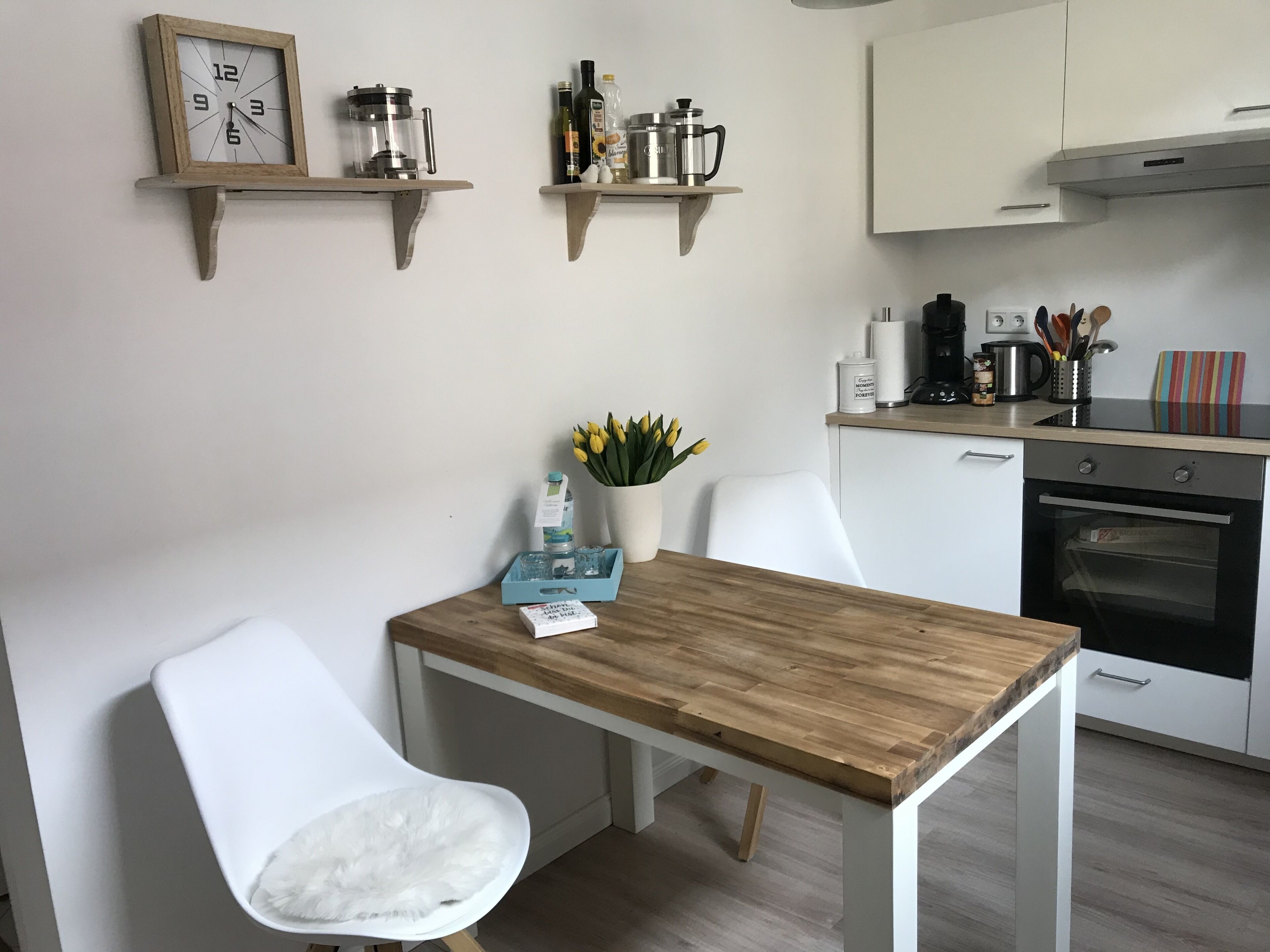 Kühlschrank, Ofen, Herdplatte, Wasserkocher mit Kaffee-/Teezubehör