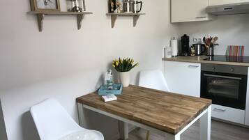 Kühlschrank, Ofen, Herdplatte, Wasserkocher mit Kaffee-/Teezubehör