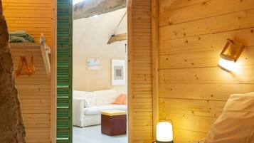 7 makuuhuonetta, työpöytÀ, silitysrauta/-lauta, vauvan matkasÀnky