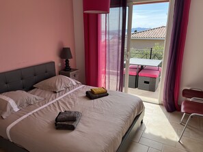 3 bedrooms, in-room safe, desk, iron/ironing board