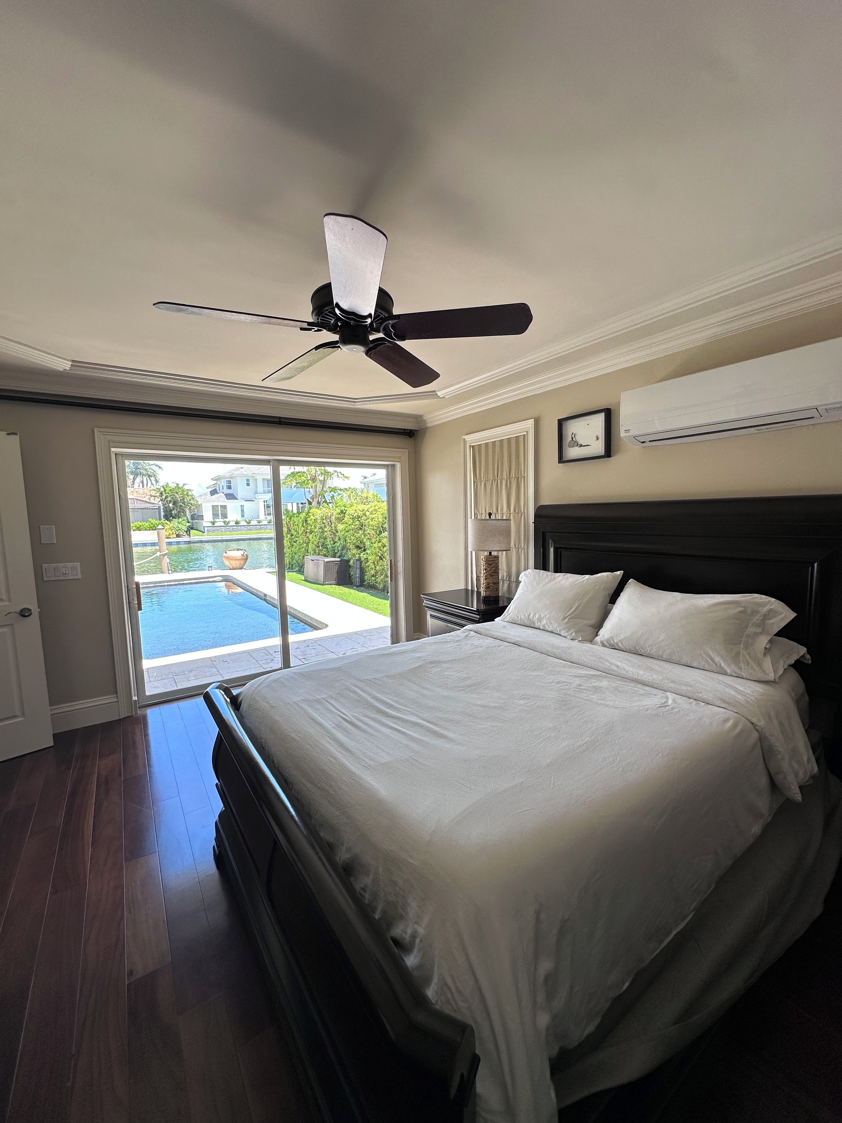 3 bedrooms, desk, iron/ironing board, travel crib