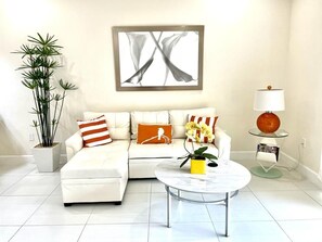 Smart TV, video games, foosball, table tennis - Modern Retreat Minutes From Disney, King Bed Pool, Free Wifi, 3 Bedroom, 3 Baths (Clermont)