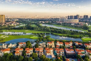 A residential area with houses, a golf course, and a lake. - Holiday Inn Express Foshan Beijiao by IHG (Foshan)
