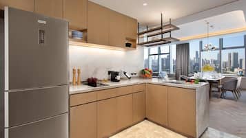 Suite, 1 Bedroom (Living and Dining Area) | Private kitchen