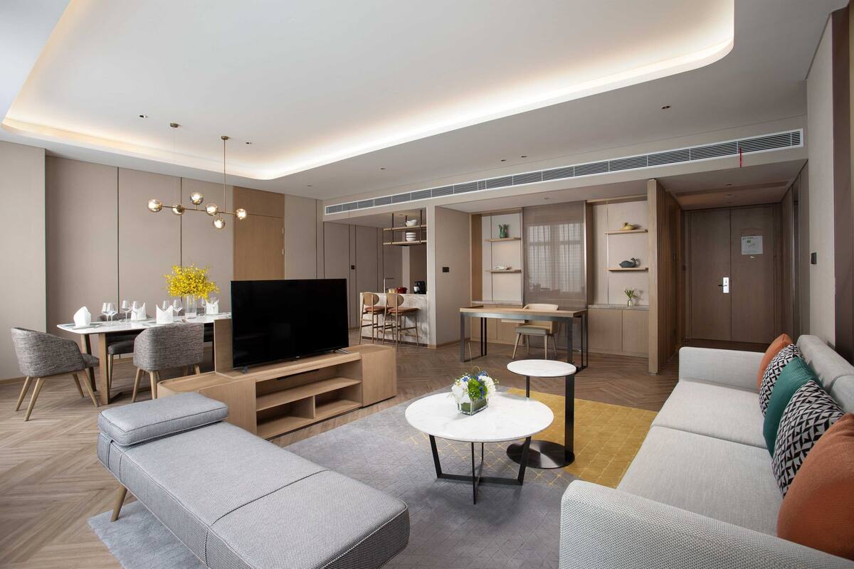套房, 1 間臥室 (Living and Dining Area) | 高級寢具、羽絨被、迷你吧、房內夾萬
