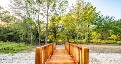 Cubs Corner 2BR w/3 bunks/playground