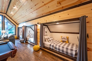 2 Schlafzimmer, Schreibtisch, Bügeleisen/Bügelbrett, Reisekinderbett