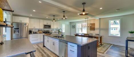 Four Ă micro-ondes, surface de cuisson, lave-vaisselle