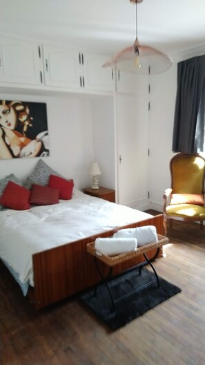 1 bedroom, free WiFi, bed sheets - Marguerite Room - 50s decoration<br>, Continental breakfast included (Périgueux)
