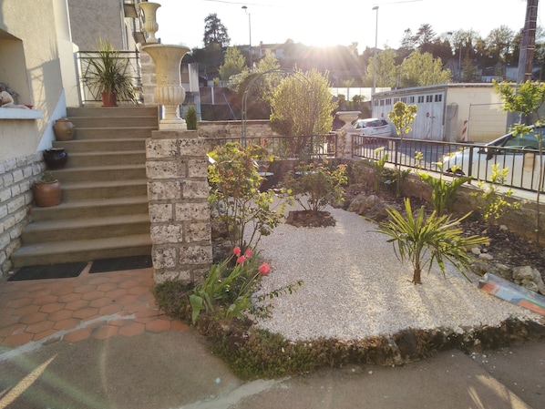 Property grounds - Marguerite Room - 50s decoration
, Continental breakfast included (Périgueux)