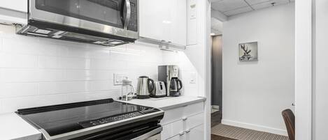 Réfrigérateur, micro-ondes, four, plaque de cuisson