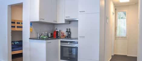 Fridge, coffee/tea maker