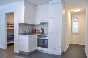 Kjøleskap, ovn, kaffetrakter/tekoker og spisebord