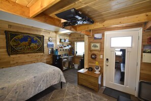 Iron/ironing board, WiFi, bed sheets - Chez Benz Cabin near Harding Lake State Recreation Area. (Salcha)