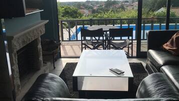 Smart TV, fireplace, books, stereo