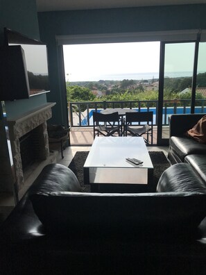 تلفزيون ذكي، مدفأة، كُتُب، ستيريو