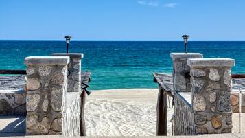 Sulla spiaggia, lettini da mare, teli da spiaggia