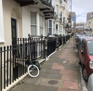 Property grounds - Cute Convenient and close to the beech. (Brighton)