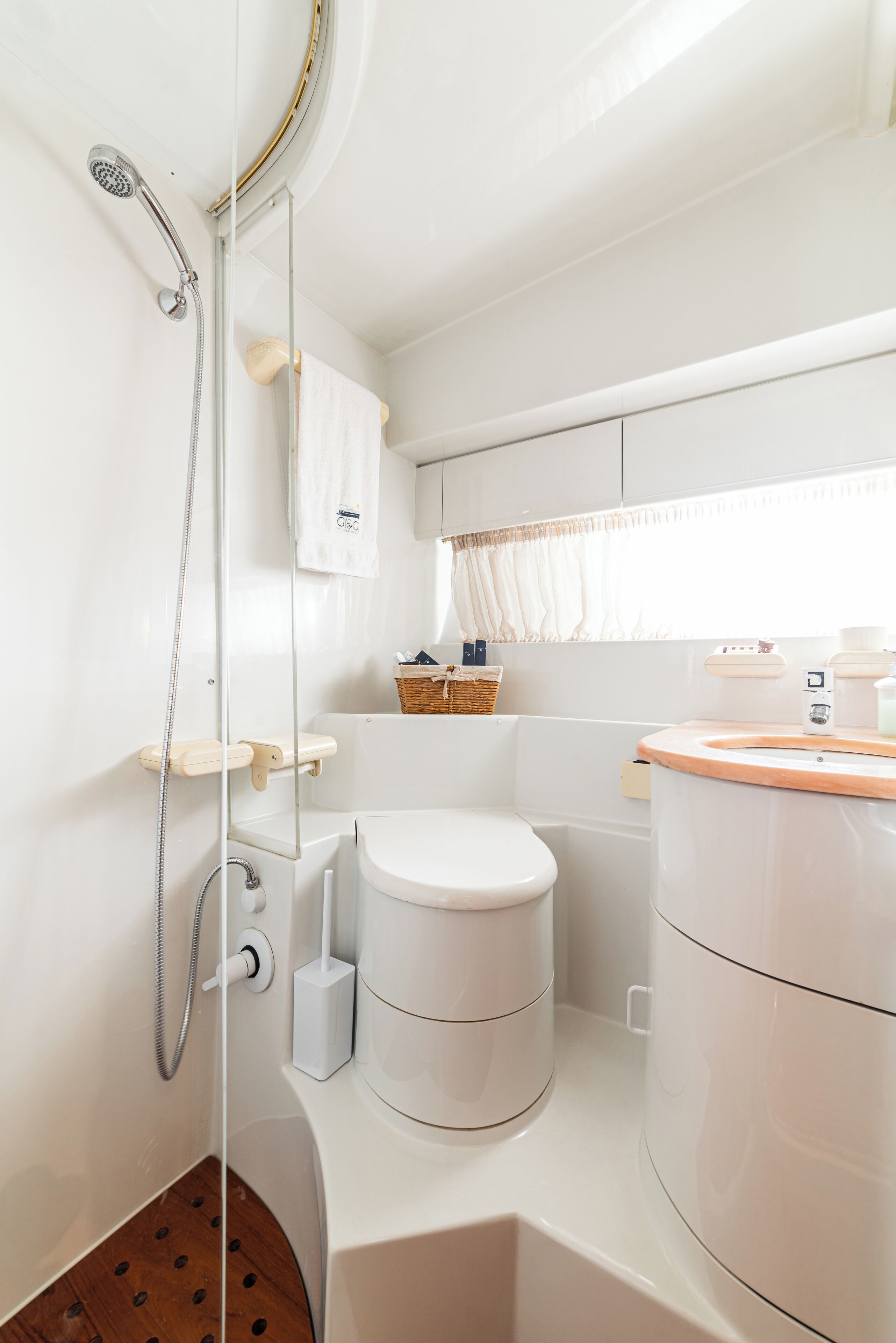 Shower, hair dryer, shampoo, toilet paper