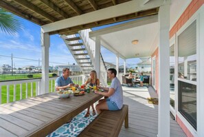 Outdoor dining - Charming Coastal Bungalow Close to the Beach (Galveston)