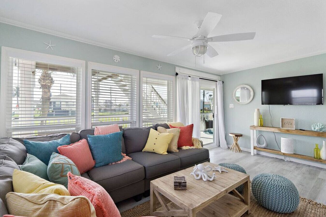 Een smart-tv en boeken