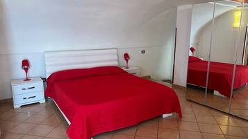 2 chambres, coffres-forts dans les chambres, fer et planche Ă repasser