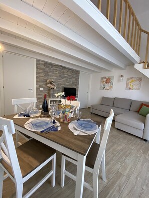Dining - The Little House at 41. Bright apartment with modern and functional furnishings. (Siracusa)