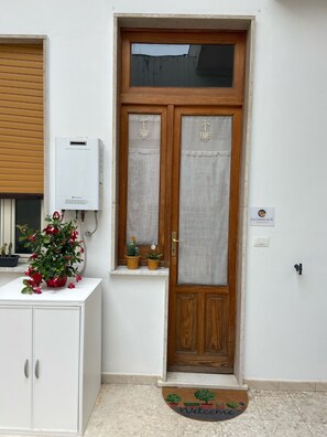 Exterior detail - The Little House at 41. Bright apartment with modern and functional furnishings. (Siracusa)