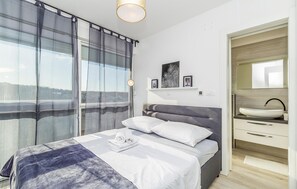 3 bedrooms, free WiFi, bed sheets