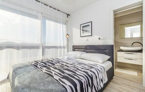 3 bedrooms, free WiFi, bed sheets - 3 bedroom beautiful home in Njivice (Njivice)