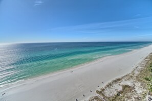 På stranden