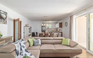 Smart TV, table football - Beautiful home in Orihi (Orihi)