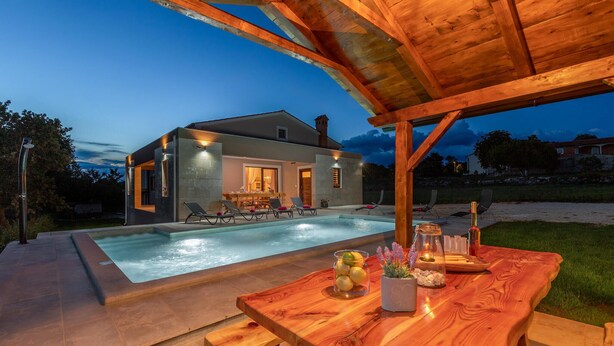 A modern house with a swimming pool, outdoor seating, and a covered patio area. - Beautiful home in Orihi (Orihi)