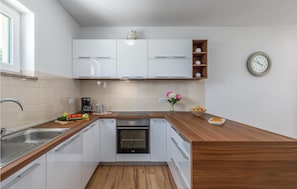 Kjøleskap, kokeplater, oppvaskmaskin og kaffetrakter/tekoker