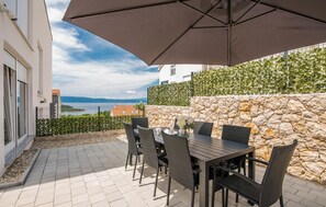 Outdoor dining - Beautiful home in Njivice with WiFi (Njivice)